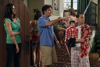 Two and a Half Men – Charlie (Charlie Sheen, M.) platz der Kragen, als Alan (Jon Cryer, r.) gemeinsam mit seiner Freundin eine nicht angekündigte Party im Haus feiert. Chelsea (Jennifer Taylor, l.) versucht, zu vermitteln - doch ohne Erfolg ...
