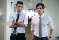 Der große Crash - Margin Call – Peter Sullivan (Zachary Quinto) und sein Kollege Seth Bregman (Penn Badgley, re.) arbeiten im Risikomanagement einer großen New Yorker Investmentbank.
