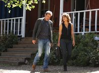 Extant – Als JD (Jeffrey Dean Morgan, l.) bewusst wird, dass er vielleicht selber plötzlich mitten in dem Alien-Problem steckt, muss er darauf hoffen, dass Molly (Halle Berry, r.) ihm hilft ...