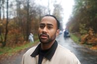 Polizeiruf 110 – Bundesstraße bei Wahlitz. Marquez (Pablo Grant) findet ein Handy.