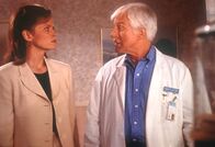 Diagnose: Mord – Mark Sloan (Dick Van Dyke, r.) unterhält sich mit der Anwältin Vanessa Sinclair (Mary Kay Adams, l.) über ihre Mandantin Constance, eine alte Dame, die im Sterben liegt.