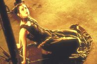 The Crow - Die Rache der Krähe – Unterstützung findet Ashe in seinem Rachefeldzug bei Sarah (Mia Kirshner) ...