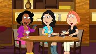 Family Guy – An ihrem Mädelsabend machen sich Donna (l.), Bonnie (M.) und Lois (r.) einen Spaß daraus, ihren Männer einem Telefonstreich zu spielen - doch für Peter wird aus dem Scherz schnell Ernst ...