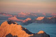 Wilde Alpen – Alpenpanorama am Gipfel mit Mond.