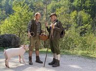 Die Landärztin – Männergespräche: Hofrat Fritz (Siegfried Rauch, re.) und Bauer Leo (August Schmölzer) mit seinem dressierten Schwein...