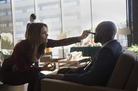 Scorpion – Gelingt es Paige (Katharine McPhee, l.), dem skrupellosen Massenmörder Madaky (Sammi Rotibi, r.) etwas vorzuspielen?
