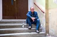 Wolfsland – Butschs alter Freund Juro Schwarzbach (Uwe Preuss) will Butsch aufmuntern.