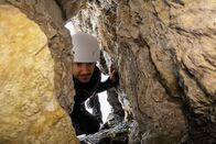 Einstein – Einstein Bergkristalle: Gefährliche Schatzsuche in den Alpen Bergkristalle verbergen sich oft an exponierten Stellen und tief im brüchigen Felsen. Copyright: SRF