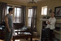The Exorcist – Nachdem Pater Tomas (Alfonso Herrera, l.) von Bischoff Egan keine Erlaubnis für einen Exorzismus erhalten hat, beschließt Pater Marcus (Ben Daniels, r.), die Führung zu übernehmen ...