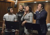 Empire – Trotz aller Meinungsverschiedenheiten kommt es zum gemeinsamen Song. Hakeem (Bryshere Y. Gray, l.), Jamal (Jussie Smollett, 2.v.l.), Cookie (Taraji P. Henson, 2.v.r.) und Lucious (Terrence Howard, r.) sind im Studio ...