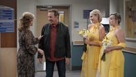 Last Man Standing – v.l.n.r.) Vanessa Baxter (Nancy Travis); Mike Baxter (Tim Allen); Mandy Baxter (Molly McCook); Kristin Baxter (Amanda Fuller)
