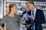 SOKO Wien – Staatsanwalt Dr. Paul Seiler (Paul Matic) erklärt Gruppeninspektorin Penny Lanz (Lilian Klebow), bei wem es sich um Boris Brigadin handelt.