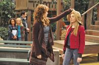 Jessie – Jessie (Debby Ryan, li.) betrachtet argwöhnisch den großen Pickel auf Emmas (Peyton List) Nase.