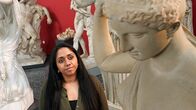 Puls – «Puls»-Host Tama James Vakeesan studiert den Gesichtsausdruck einer antiken Statue.