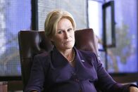 Was geschah am Montag? – Politikerin Nicolette Cayman (Glenn Close) hat ein düsteres Geheimnis.