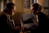 Castle – Kate Beckett (Stana Katic, r.) ist sich sicher, dass Senator William H. Bracken (Jack Coleman, l.) etwas mit dem Mord an der jungen Melanie Rogers zu tun hat. Doch kann sie es auch beweisen?