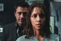 Gothika – Dr. Pete Graham (Robert Downey Jr., l.) konfrontiert seine Kollegin, die erfolgreiche Kriminal-Psychologin Dr. Miranda Grey (Halle Berry, r.), mit der Behauptung, sie habe ihren eigenen Ehemann mit einer Axt erschlagen. Daran kann diese sich jedoch nicht erinnern ...