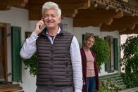 Der Bergdoktor – Paul Richter (Dominic Raacke) verabredet sich mit Hans. Susanne Dreiseitl (Natalie O´Hara) soll davon aber nichts wissen.