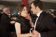 Halbe Hundert – Anne (Martina Gedeck) und Josh (Torben Liebrecht) tanzen beim Ärztekongress.