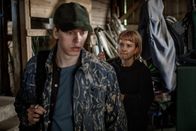Kommissar Beck – Vilhelm (Valter Skarsgård) überrascht die untergetauchte Stella (Sigrid Johnson) in ihrem Versteck.