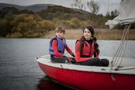 Safe House – Die Geschwister Joe (Max True, l.) und Louisa (Harriet Cains, r.) machen einen Ausflug zu einer Segelschule, die sich in der Nähe des Safe Houses befindet. Dort begehen sie einen fatalen Fehler.