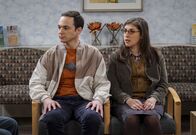 The Big Bang Theory – Sind genervt, weil sie durch den Nerd-Nachwuchs zum wiederholten Male ihr Liebesspiel unterbrechen müssen: Amy (Mayim Bialik, r.) und Sheldon (Jim Parsons, l.) ...