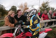 Mankells Wallander – 02:55 Uhr im ERSTEN. Kommissar Wallander (Krister Henriksson, 2.v. links) gratuliert Katarina Ahlsells (Lena Endre) Sohn Elias (Noah Waldfogel, 3.v.links) zu seinem Sieg im Motocross-Rennen.