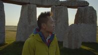 Spuren verlorener Städte mit Albert Lin – Wiltshire, England - Albert Lin in Stonehenge. (National Geographic)