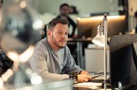 Tatort – Kommissar Norbert Jütte (Roland Riebeling) studiert bei Correct Inkasso die Akten der Schuldner. Wer von ihnen könnte für den brutalen Überfall auf den Inkasso-Manager in Frage kommen?