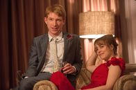Alles eine Frage der Zeit – In einem Dunkelrestaurant trifft Tim (Domhnall Gleeson, l.) das erste Mal auf Mary (Rachel McAdams, r.) und obwohl die beiden sich nicht sehen können, knistert es zwischen ihnen gewaltig ...