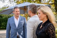 Sturm der Liebe – Christoph (Dieter Bach, l.) entschuldigt sich bei Erik (Sven Waasner, M., mit Tanja Lanäus, r.).