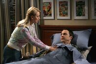 The Big Bang Theory – Sheldon (Jim Parsons, r.), der völlig hilflos ist, taucht in Pennys Restaurant auf, weil er Suppe will und Penny (Kaley Cuoco, l.) nimmt sich des Kranken an. Schon bald wird ihr klar, dass dies ein Fehler war, denn Sheldon lässt sie nicht eine Sekunde in Ruhe ...