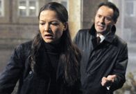 Weissensee – Hans (Uwe Kockisch, r.) gesteht Julia (Hannah Herzsprung, l.) seine Affäre mit ihrer Mutter Dunja.