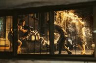 KinoFestival im Ersten: Parasite – Vor der schummrigen Kellerwohnung der Kims verrichtet manch üble Gestalt ihr Geschäft – die Familie weiß sich zu wehren.