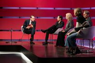 Browser Ballett – v.r.), Schauspieler Jürgen Hahn (Wolfgang Bahro, 1.v.r.) und Klimakleberin Clara Neuman (Luise von Stein, 2.v.r.) in seiner Talkshow "Richter – Der Talk" die drängenden Fragen zur atomaren Katastrophe.