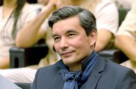 Charité – Gesundheitsminister Thomas Nguyen (Hyun Wanner) ist zur Antrittsrede von Dr. Maral Safadi zu Gast.