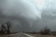 Im Angesicht der Katastrophe – Ein Tornado nähert sich der Stadt.