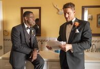 This Is Us - Das ist Leben – Randall Pearson (Sterling K. Brown, l.); Kevin Pearson (Justin Hartley, r.)