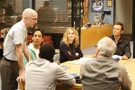 Community – Ein neuer spannender Tag wartet auf Collegeleiter Pelton (Jim Rasch, l.), Pierce (Chevy Chase, 2.v.r.), Britta (Gillian Jacobs, 3.v.r.), Troy (Donald Glover, 3.v.l.), Jeff (Joel McHale, r.) und Abed (Danny Pudi, 2.v.l.) ...