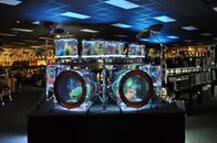 Die Aquarium-Profis – The finished drum set aquarium in the music store.