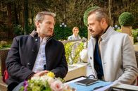 Sturm der Liebe – Constanze (Sophia Schiller, M.) begreift, dass Paul Erik (Sven Waasner, r.) geholfen hat, um Christoph (Dieter Bach, l.) umzustimmen.