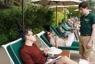 Speechless – Treten für eine Woche in einen Countryclub ein: Maya (Minnie Driver, 2.v.l.), Jimmy (John Ross Bowie, l.), Dylan (Kyla Kenedy, 2.v.r.), JJ (Micah Fowler, 3.v.l.) und Ray (Mason Cook, r.) ...