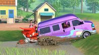 Super Wings – Kellie bleibt auf dem Weg zum Konzert im Schlamm stecken.