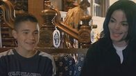 Michael Jackson - Der Jahrhundert-Prozess – Medialer Paukenschlag: 2003 erklärt Gavin Arvizo in einer TV-Dokumentation, er habe in Michael Jacksons Bett geschlafen.