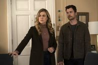 Manifest – Michaela Stone (Melissa Roxburgh, l.); Zeke Landon (Matt Long, r.)