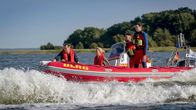 Praxis mit Meerblick – Notfall auf dem Wasser! Nora (Tanja Wedhorn, 2. v. re.) und Max (Bernhard Piesk, li.)