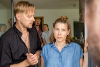 Alles finster – Vorne: Matias (Tambet Tuisk), Agnes (Martina Ebm).