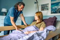 SOKO Linz – Fred Zeiser (Gerhard Greiner) kümmert sich liebevoll um seine Frau Anja Zeiser (Ines Schiller). Als Steuerfahnder ist er mit dem Fall eng verbunden, doch hat das nur berufliche, oder auch persönliche Motive?