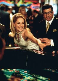 Casino – ARD CASINO (casino), USA 1995, Regie Martin Scorsese Uhr im Ersten. Die Edelprostituierte Ginger McKenna (Sharon Stone) nimmt einen ahnungslosen Gast im Spielcasino aus.