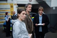 Tatort – War es „nur“ ein tödlicher Unfall mit Fahrerflucht? Oder ein geplanter Mord-Anschlag? die KTUlerin Rabea Sharif (Ann-Kathrin Hinz), Kommissar Peter Faber (Jörg Hartmann) und Kommissarin Rosa Herzog (Stefanie Reinsperger).